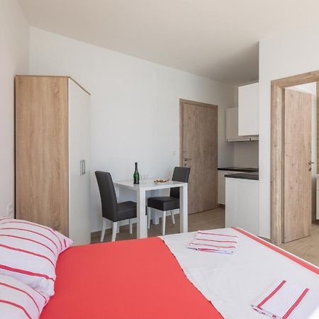 Absolute Beach Holidays Apartment Dugi Rat Exterior photo