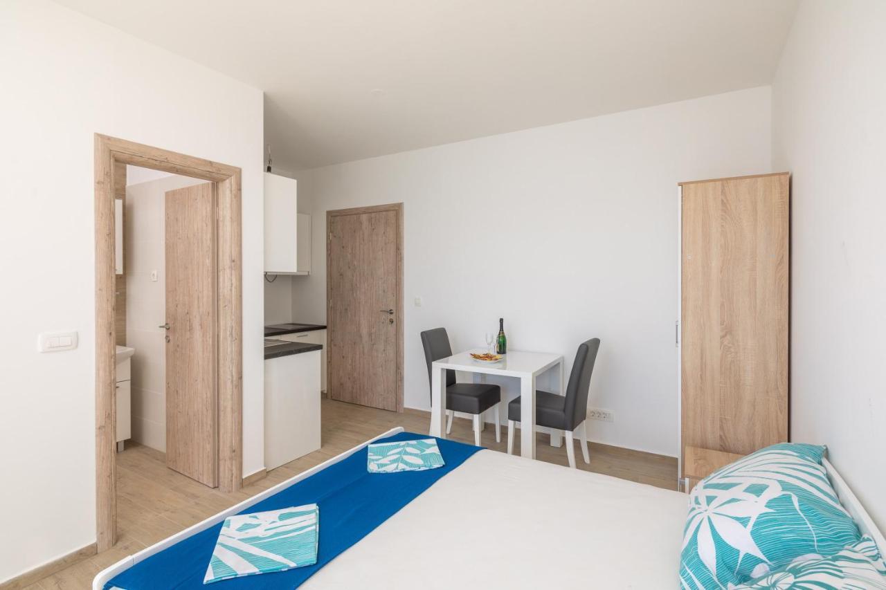 Absolute Beach Holidays Apartment Dugi Rat Exterior photo