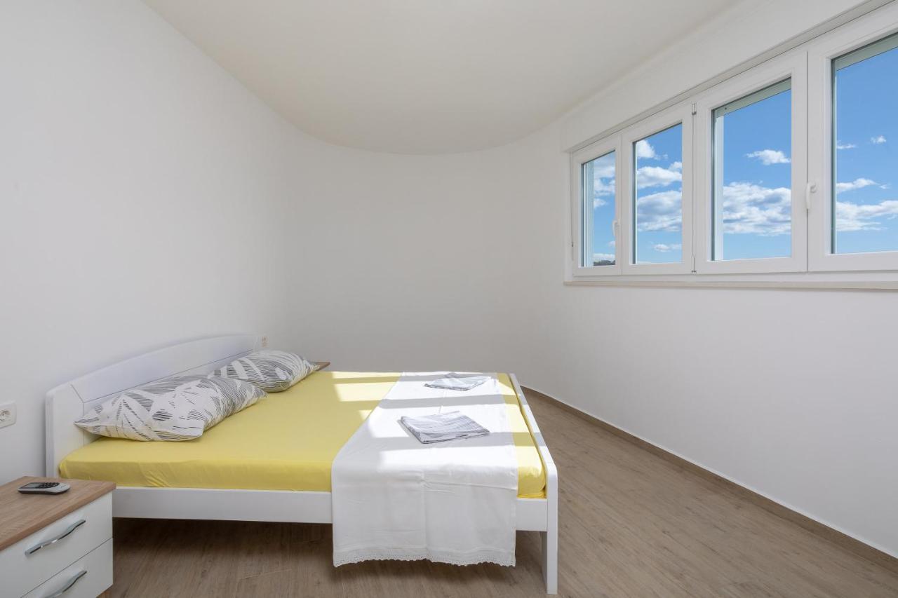 Absolute Beach Holidays Apartment Dugi Rat Exterior photo